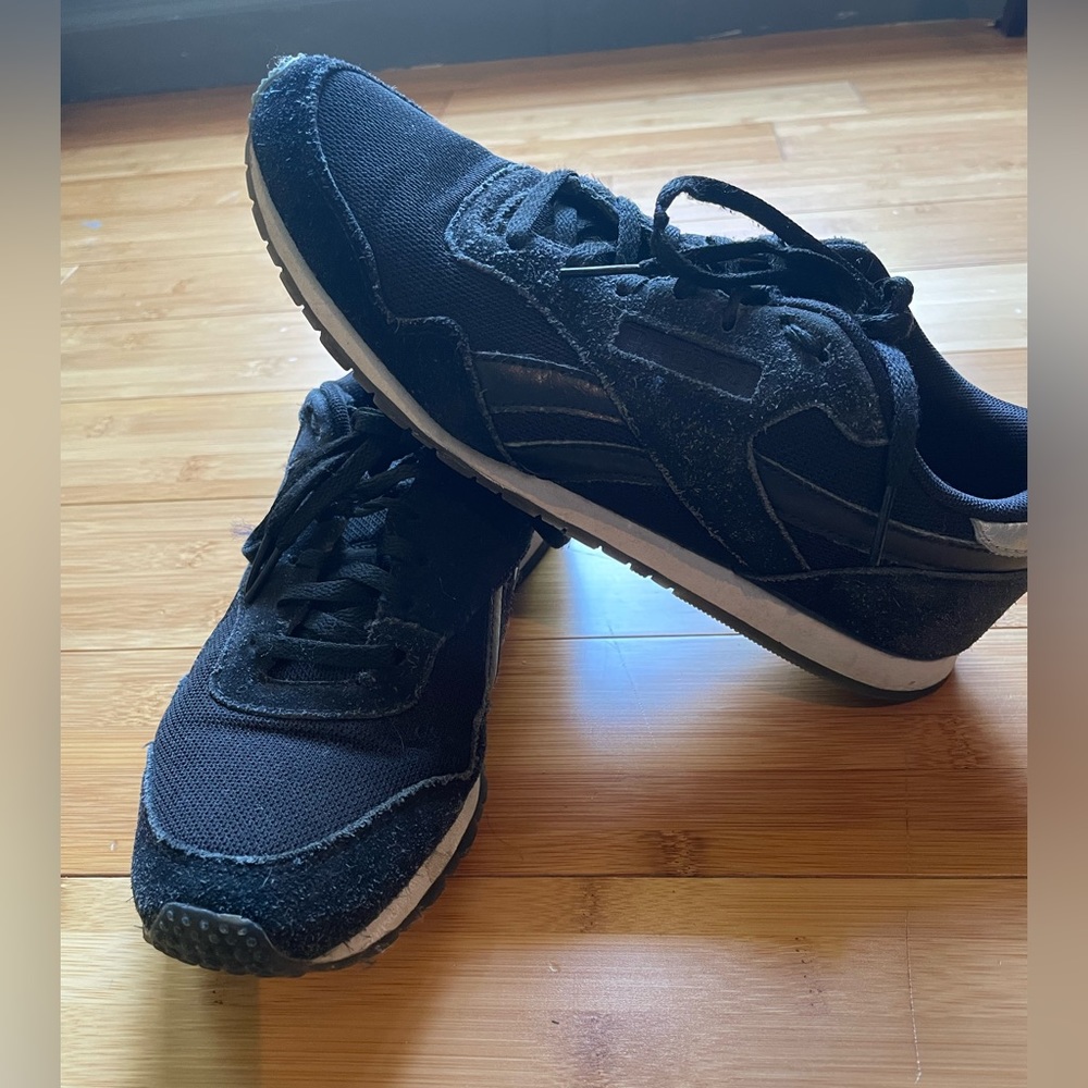 Tennis shoes